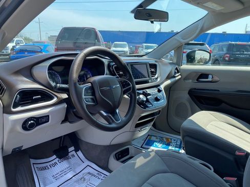 Used 2020 Chrysler Voyager LX FWD image 9