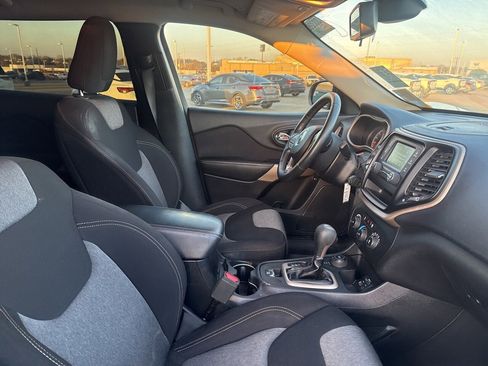 Used 2018 Jeep Cherokee Latitude w/ Altitude Package image 27