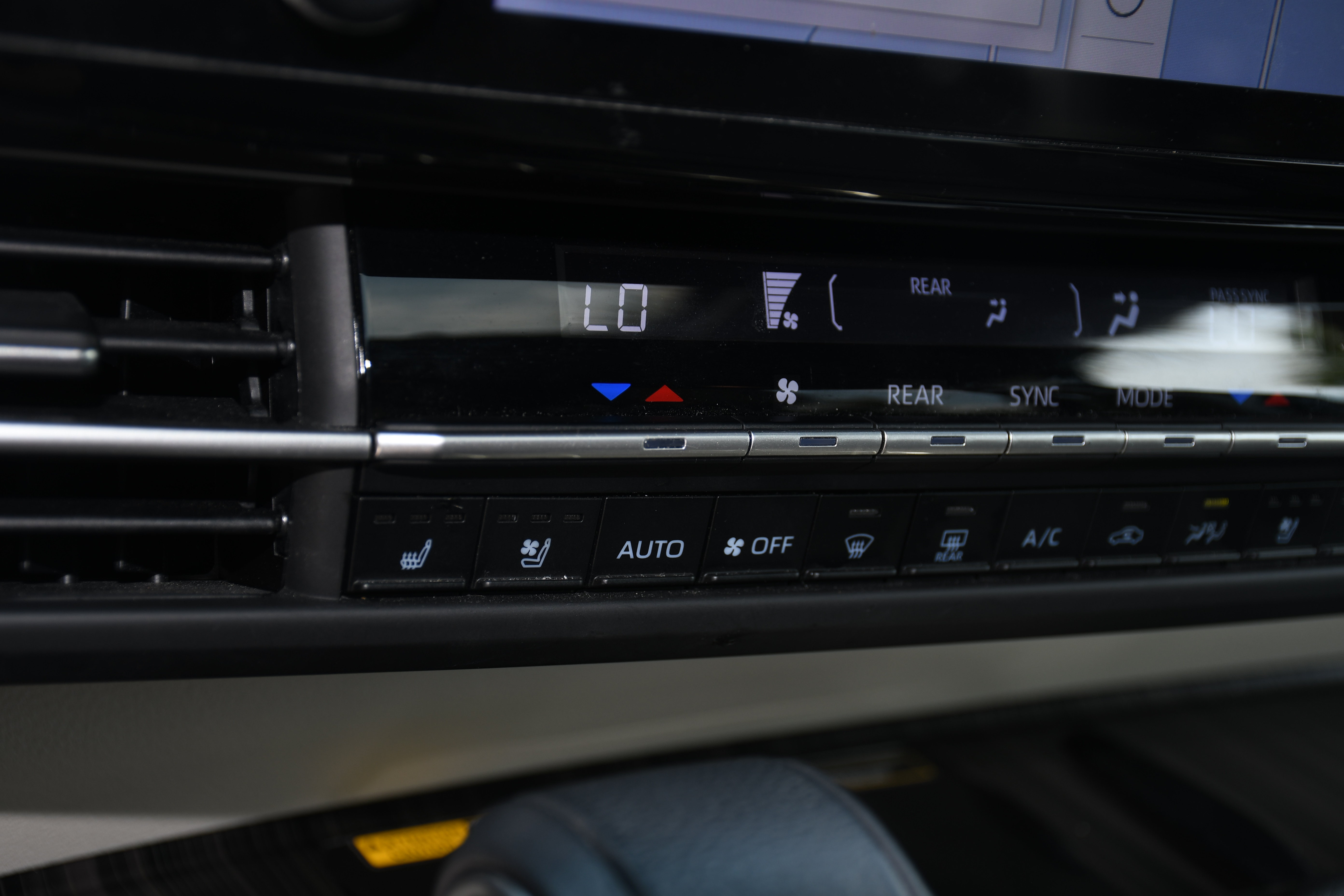 Certified 2024 Toyota Sienna Limited FWD image 16