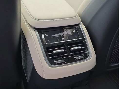 New 2026 Volvo XC90 B6 Plus w/ Protection Package Premier image 17