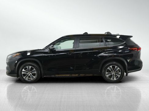 Used 2024 Toyota Highlander XLE image 2