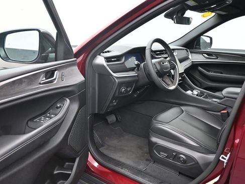 Used 2025 Jeep Grand Cherokee Limited w/ Black Appearance Package RWD image 10