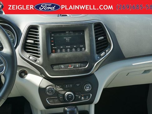 Used 2021 Jeep Cherokee Latitude Plus AWD/4WD image 14
