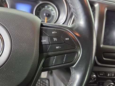 Used 2020 Jeep Cherokee Trailhawk AWD/4WD image 22