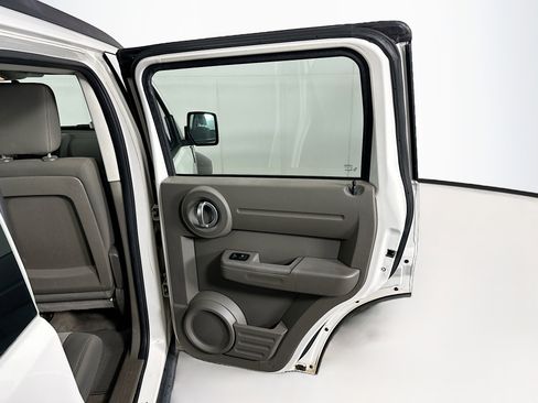 Used 2008 Dodge Nitro SXT RWD image 25