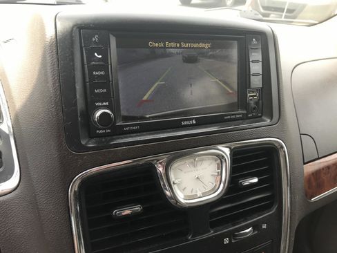 Used 2016 Chrysler Town & Country Touring image 14