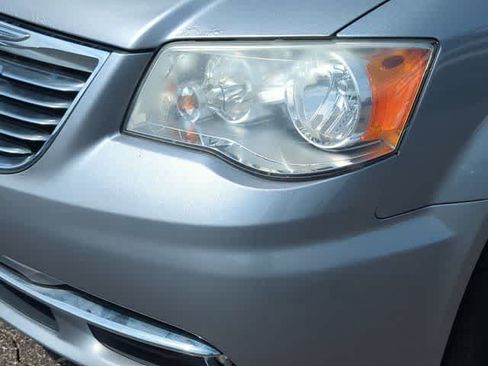 Used 2014 Chrysler Town & Country Touring FWD image 11