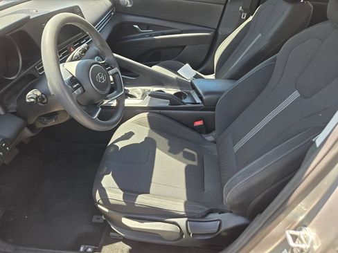Used 2022 Hyundai Elantra SE FWD image 3