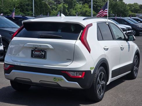 Used 2023 Kia Niro EX w/ EX Cold Weather Package FWD image 4