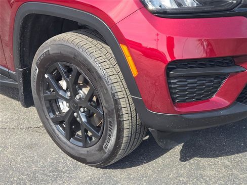 Used 2024 Jeep Grand Cherokee Altitude AWD/4WD image 4