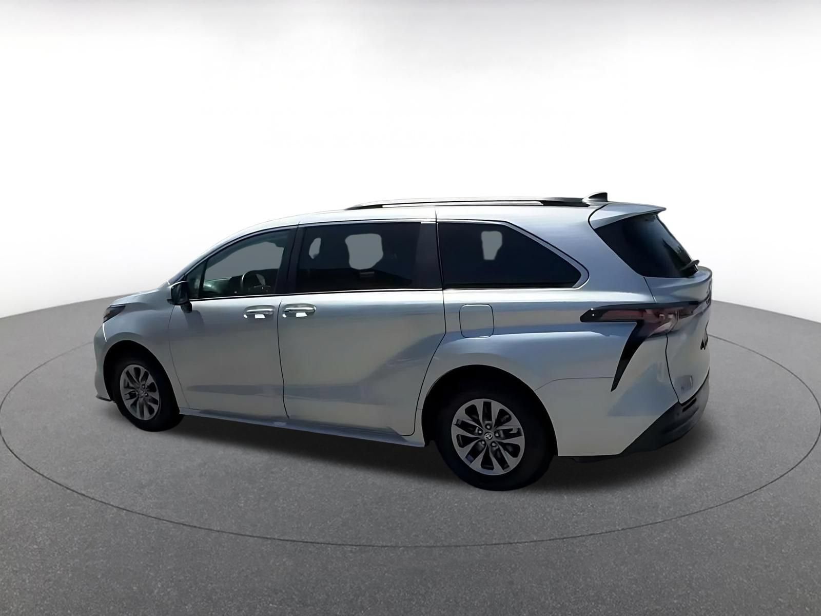 Used 2025 Toyota Sienna XLE FWD image 10