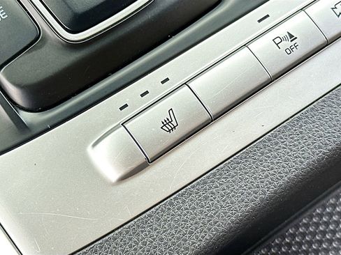 Used 2024 Kia Carnival LX FWD image 19