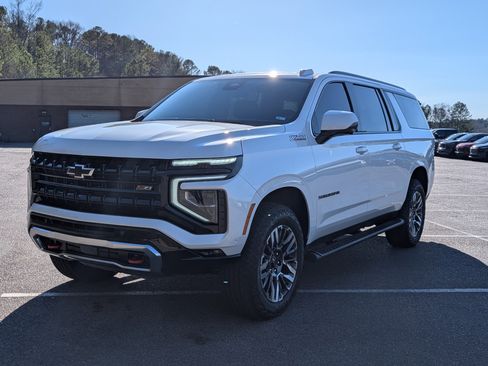 Used 2025 Chevrolet Suburban Z71 w/ Comfort Package image 5