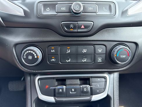 Used 2022 GMC Terrain SLE image 5