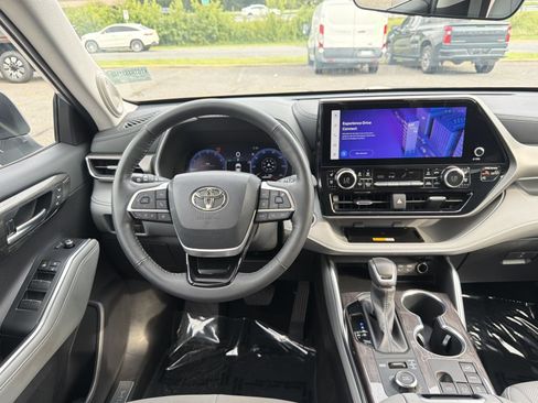 Used 2024 Toyota Highlander Limited AWD/4WD image 16