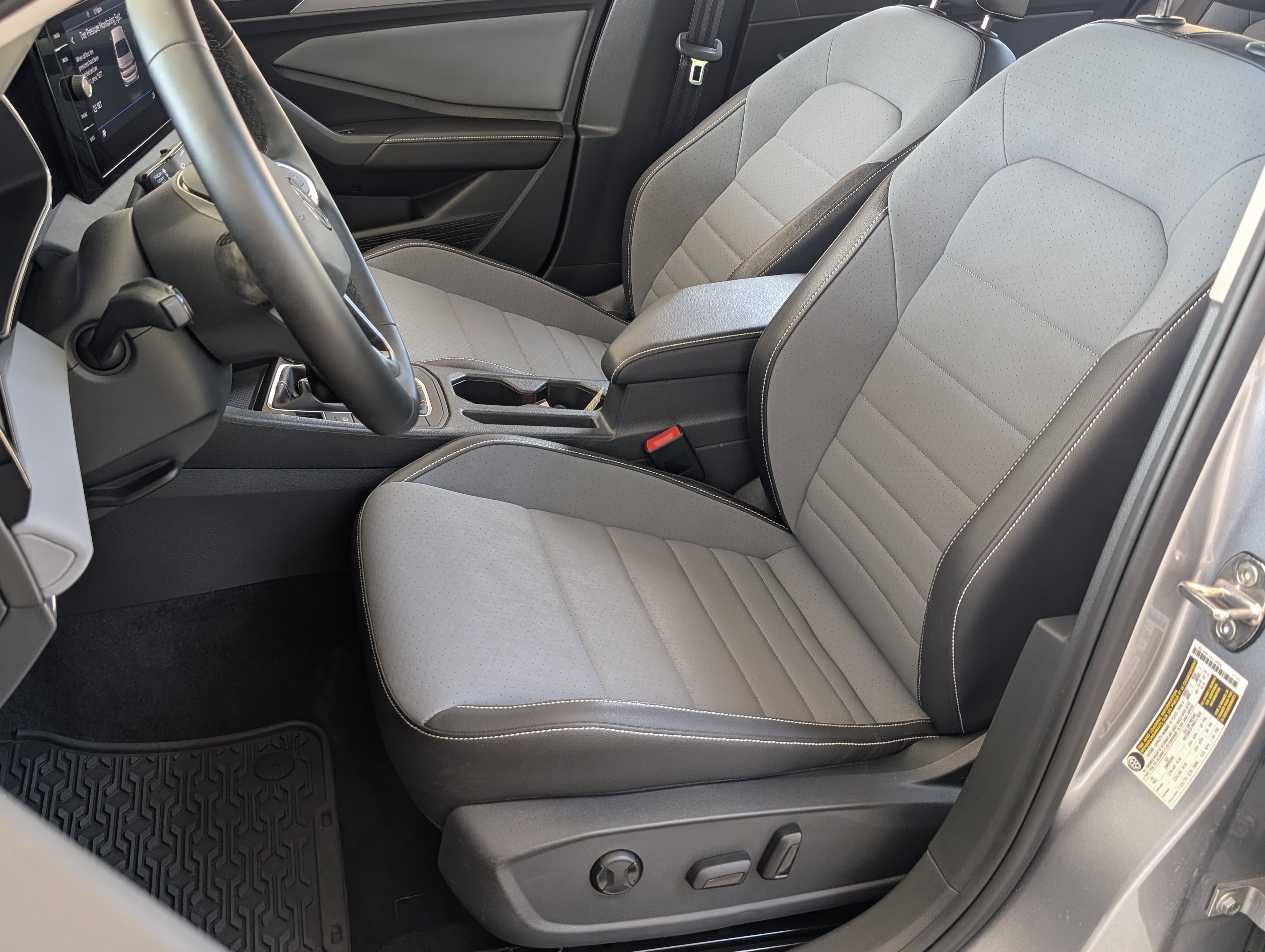 Used 2025 Volkswagen Jetta SE w/ Sunroof Package FWD image 17
