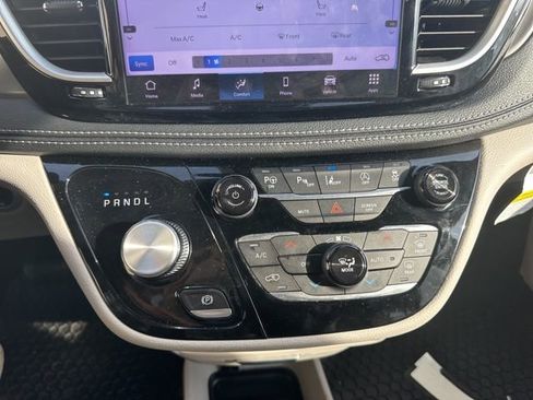 Used 2023 Chrysler Pacifica Touring-L image 29