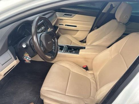 Used 2016 Jaguar XF Premium image 6