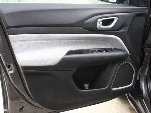 Used 2023 Jeep Compass Latitude AWD/4WD image 9