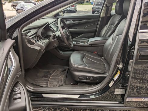Used 2017 Buick LaCrosse Essence FWD image 10