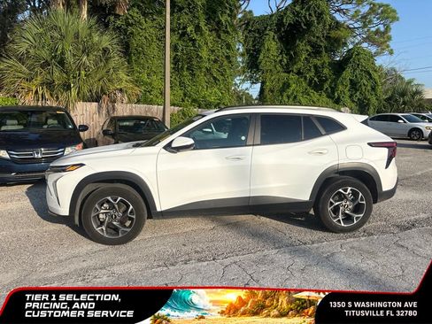 Used 2025 Chevrolet Trax LT w/ LT Convenience Package FWD image 2