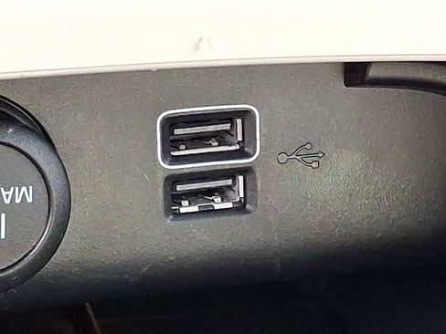 Used 2019 Volvo XC40 T5 Momentum image 24