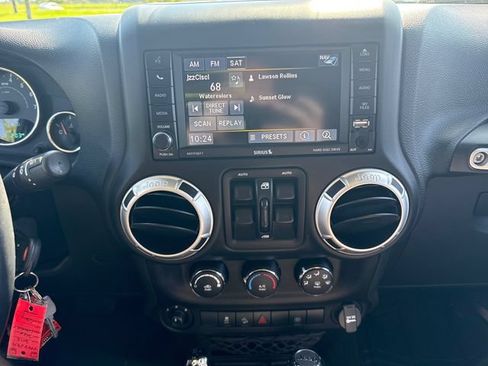 Used 2016 Jeep Wrangler Unlimited Sahara w/ Connectivity Group AWD/4WD image 25