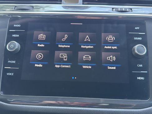 Used 2024 Volkswagen Tiguan SE AWD/4WD image 23