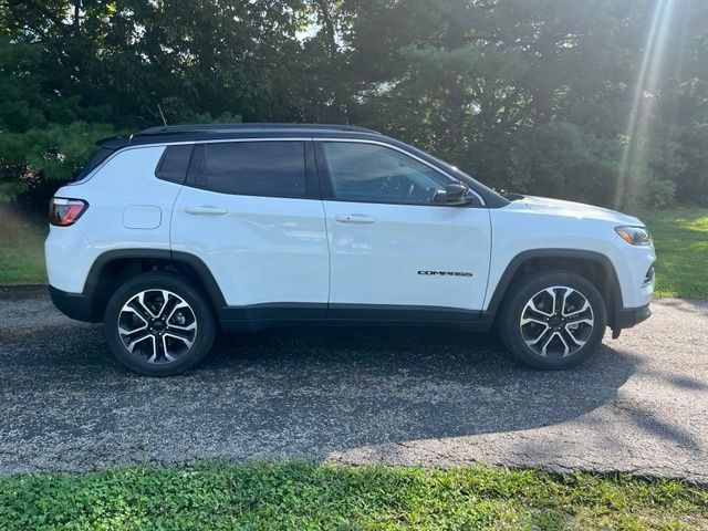 Used 2022 Jeep Compass Limited w/ Sun and Sound Group AWD/4WD image 2