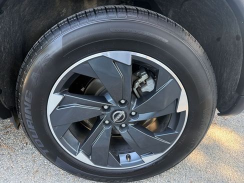 Used 2025 Nissan Rogue SV FWD image 27