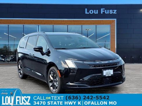 New 2027 Chrysler Pacifica Limited FWD image 1