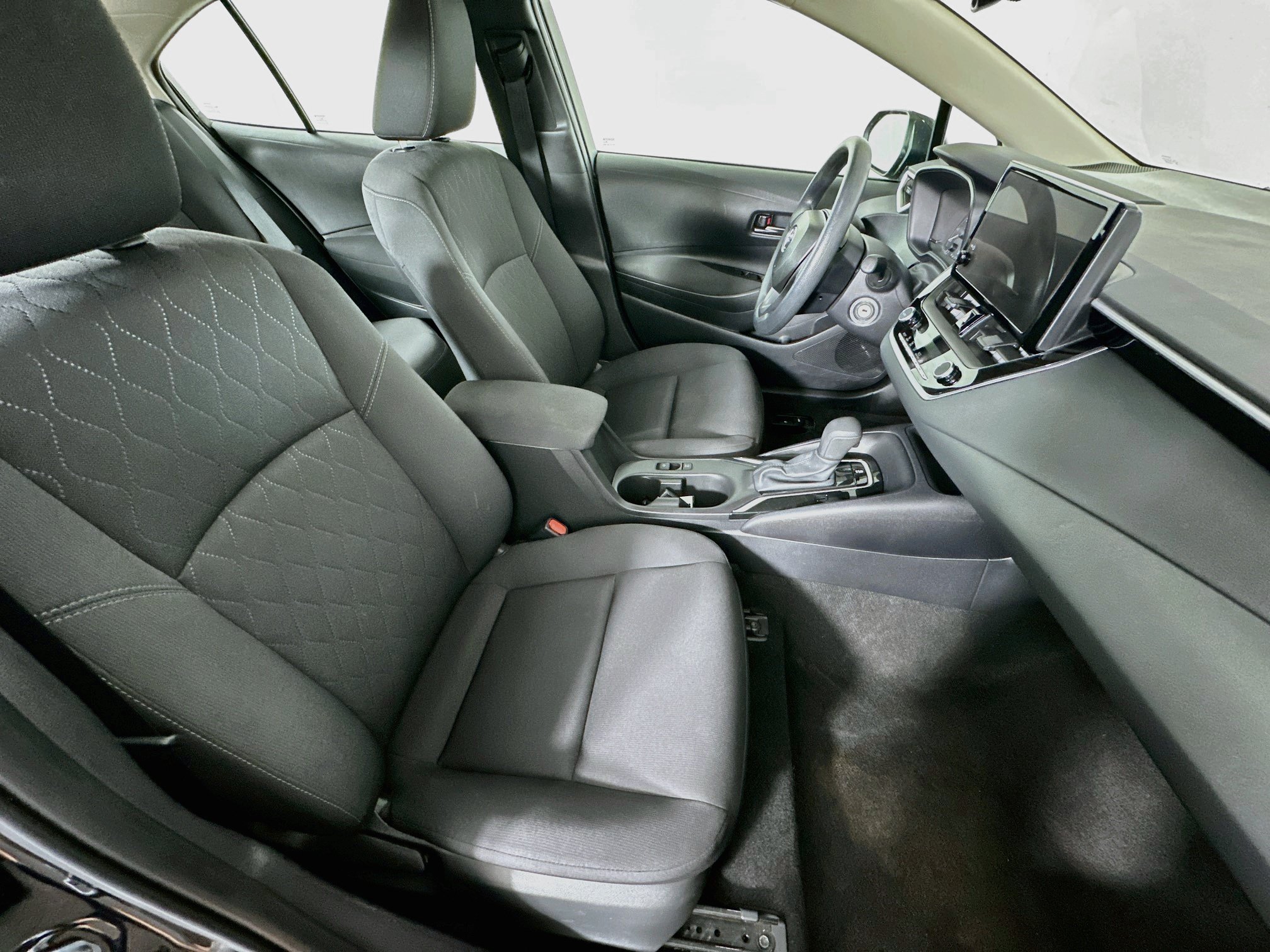 Used 2025 Toyota Corolla LE FWD image 29