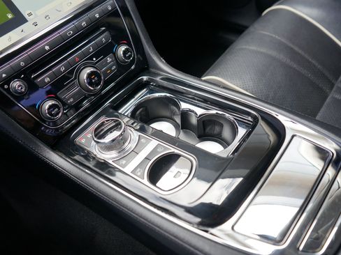 Used 2018 Jaguar XJ R-Sport image 31
