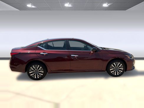 Used 2025 Nissan Altima 2.5 SV AWD/4WD image 8
