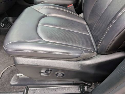 Used 2023 Chrysler Pacifica Touring-L w/ S Appearance Package FWD image 19