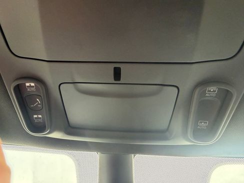 Used 2025 Chrysler Pacifica Limited image 30