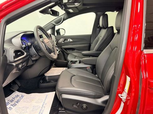 New 2027 Chrysler Pacifica Select AWD/4WD image 3