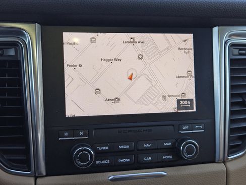 Certified 2018 Porsche Macan image 17