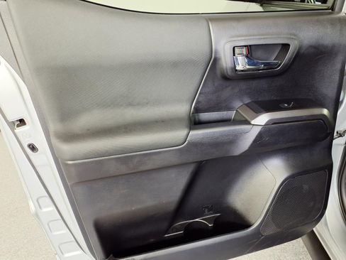 Used 2021 Toyota Tacoma TRD Sport w/ Technology Package image 11