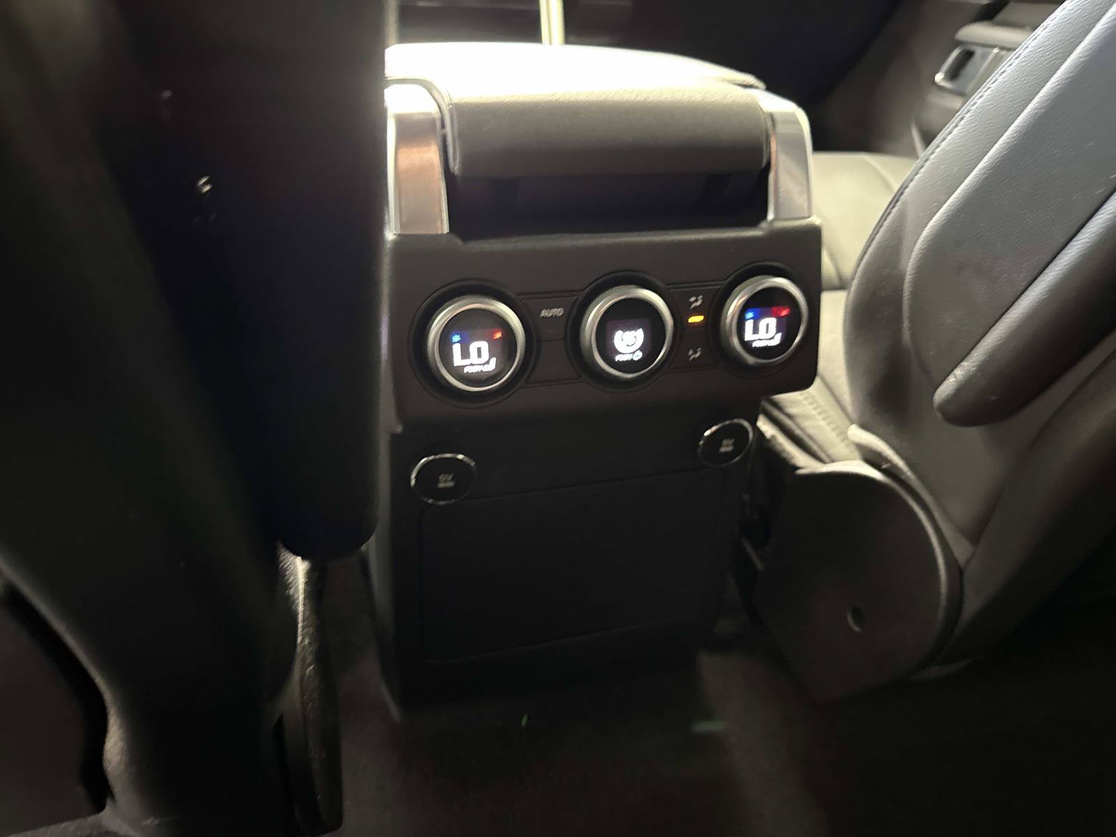 Used 2018 Land Rover Discovery HSE AWD/4WD image 14
