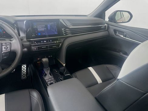 Used 2025 Toyota Camry SE image 23