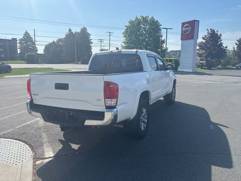 Used 2017 Toyota Tacoma SR5 w/ Tow Package AWD/4WD image 7