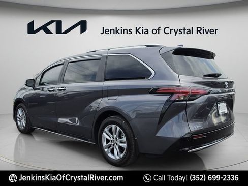 Used 2025 Toyota Sienna Limited FWD image 8