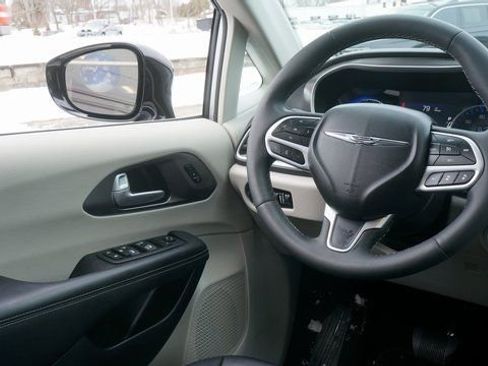 Used 2024 Chrysler Pacifica Touring-L image 32
