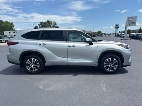 Used 2023 Toyota Highlander XLE AWD/4WD image 6