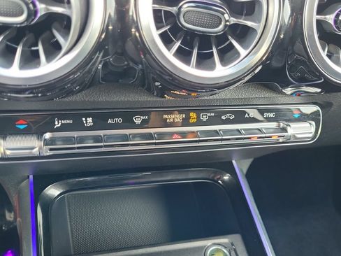 Used 2022 Mercedes-Benz GLB 250 4MATIC w/ Premium Package Lite image 30
