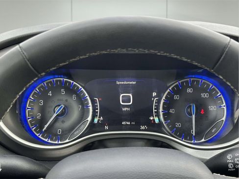 Used 2024 Chrysler Pacifica Touring-L image 10