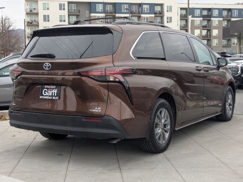 Used 2021 Toyota Sienna LE image 5