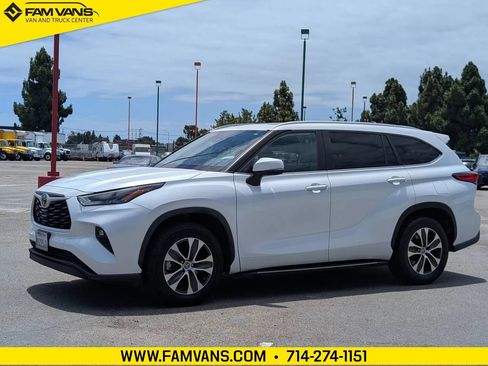 Used 2023 Toyota Highlander XLE FWD image 3