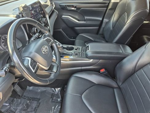 Used 2022 Toyota Highlander XLE AWD/4WD image 11